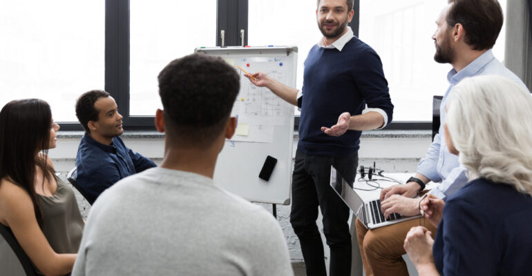 Liderii trebuie sa investeasca in dezvoltarea echipei. Cursurile online si programele de training contribuie la cresterea competentelor.