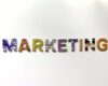 Care este diferenta dintre marketing traditional si digital? Ambele au scopul de a atrage clienti si a promova produse sau servicii.
