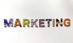 Care este diferenta dintre marketing traditional si digital? Ambele au scopul de a atrage clienti si a promova produse sau servicii.