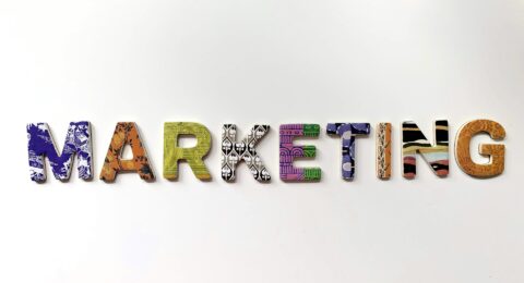 Care este diferenta dintre marketing traditional si digital? Ambele au scopul de a atrage clienti si a promova produse sau servicii.